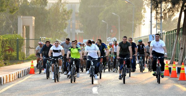 بالفيديو والصور..  السيسي يقود ماراثون دراجات لحث المصريين على الحد من استهلاك الطاقة