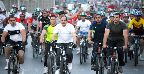 بالفيديو والصور..  السيسي يقود ماراثون دراجات لحث المصريين على الحد من استهلاك الطاقة