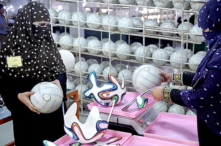 بالفيديو.. الباكستانيات صانعات كرات المونديال كلها