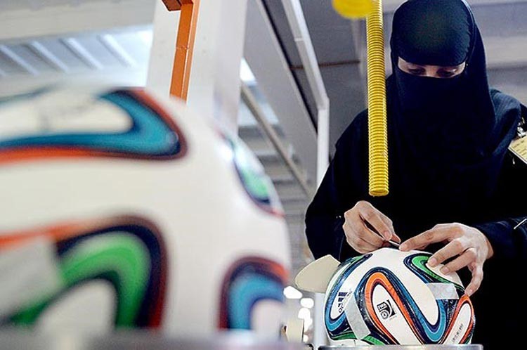 بالفيديو.. الباكستانيات صانعات كرات المونديال كلها