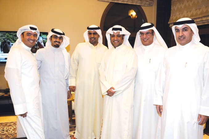دابراهيم الرشدان متوسطا خالد النصف ومبارك الحريص وراكان النصف وعبدالله بوفتين وممرزوق الرشدان﻿