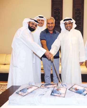 دخالد السبتي وديوسف الشراح يشاركان دابراهيم الرشدان قطع كيكة الحفل﻿