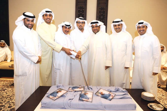 مشاركة من ممرزوق الرشدان وجراح العماني وفايز الدوسري وحمد البرجس وباسل الجارالله وعمر الطبطبائي في قطع الكيكة﻿