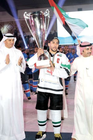 الاماراتي جمعة الظاهري يتسلم كاس البطولة من العجمي والهويدي﻿