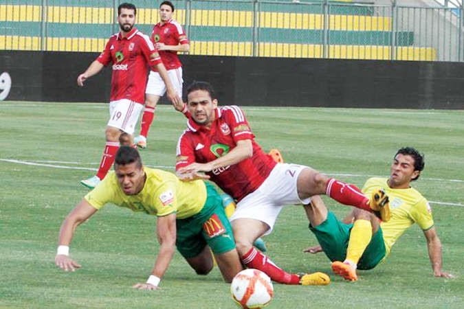 مهاجم الاهلى احمد رؤوف يتعرض للعرقلة من مدافعي الجونة
