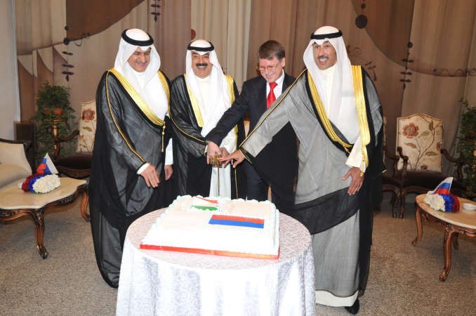 خالد الجارالله يشارك الشيخ فواز الخالد والسفير ضاري العجران والسفير الروسي قطع كعكة الاحتفال حمدي شوقي