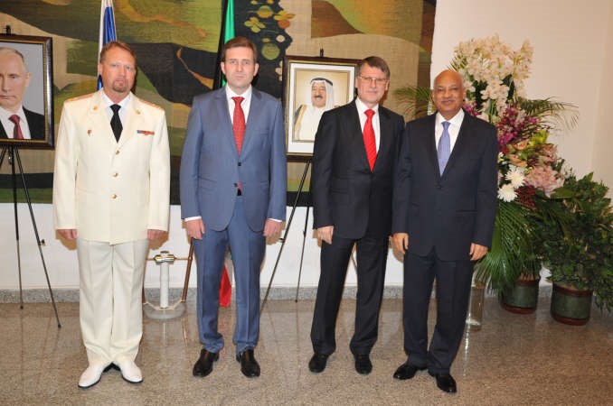 السفير المصري مهنئا 