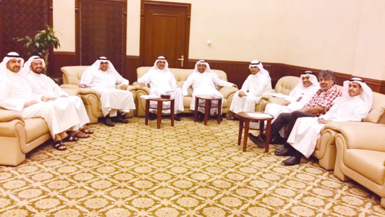 داحمد الاثري مع الحضور في اللقاء ﻿