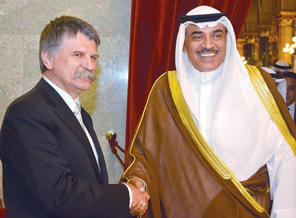 الشيخ صباح الخالد مصافحا رئيس برلمان هنغاريا لاصلو كوفير