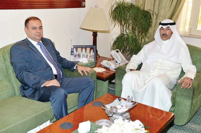 محافظ الاحمدي مستقبلا السفير تشارتشوغليان﻿