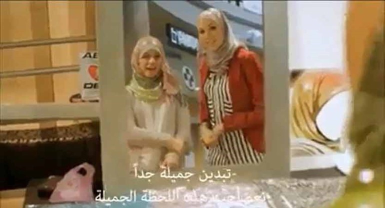 بالفيديو.. تنفيذ تجربة لبس الحجاب لنساء غير مسلمات في دولة اجنبية .. شاهد ردود الأفعال