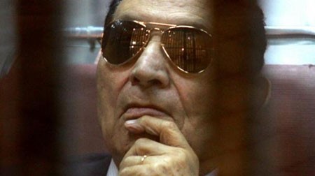 أنباء عن الإفراج عن حسني مبارك وإسقاط جميع القضايا المتهم فيها 