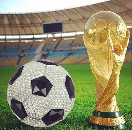 بالصور.. أحلام تعد المنتخب الجزائري بكرة من الألماس هدية وتتلقى هدية قيمة