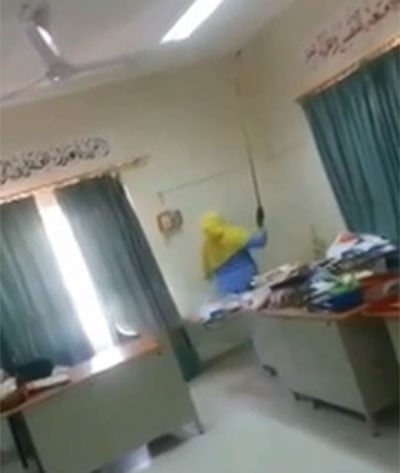 بالفيديو... حالة استنفار بعد اكتشاف ( بريعصي ) في غرفة مدرسات في الكويت