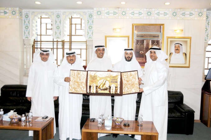 مهلهل الخالد يتلقى درعا تكريمية من عوض الدماك ونايف الرشيدي بحضور مشعل الجويسري وسالم الغريبة