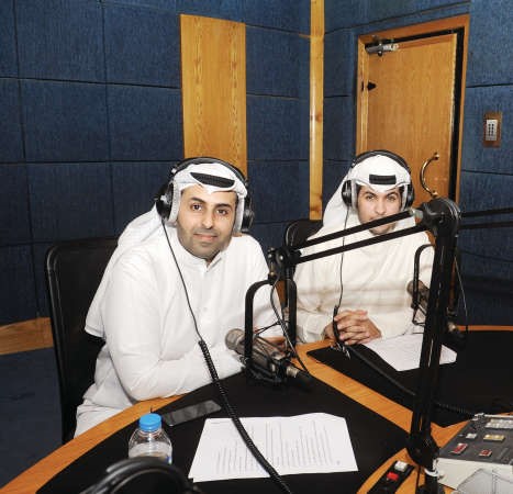 الزميلان نواف العصيمي ورائد المطيري على الهواء خلال البرنامج