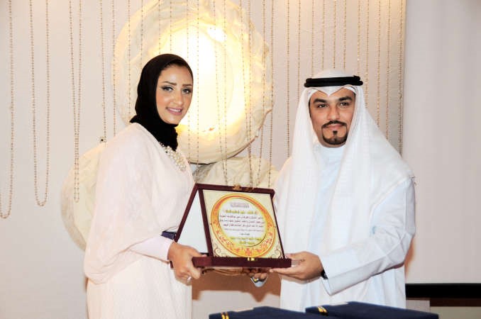 درع تكريمية يتسلمها ممثل النائب خليل الصالح من نورة الصالح فريال حماد