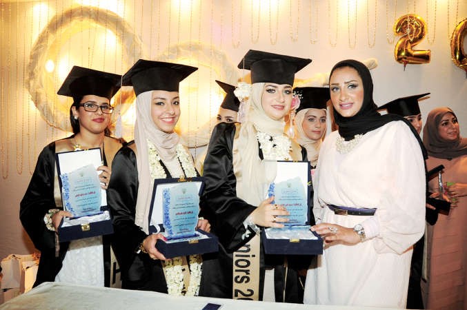 نورة الصالح مع عدد من الخريجات