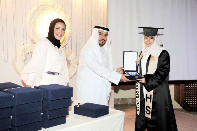 تكريم احدى المتفوقات