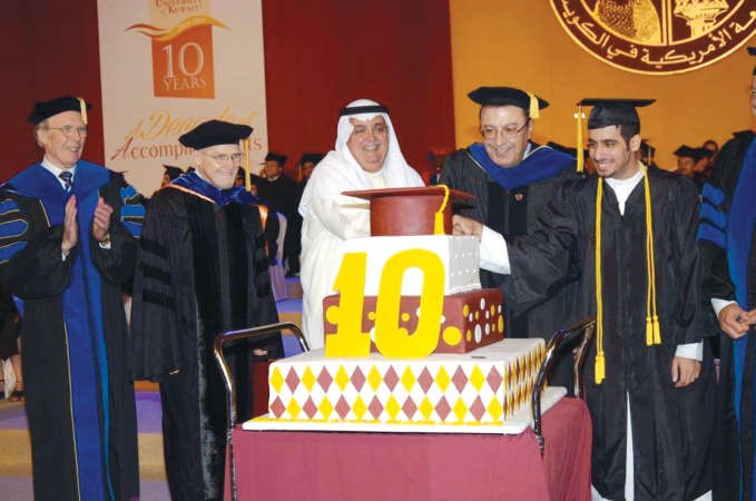  قطع كيكة الحفل