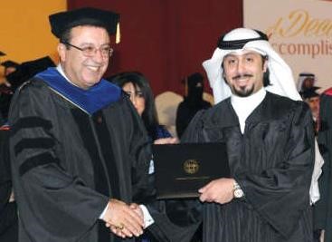 الطالب احمد الرفاعي يتسلم شهادته