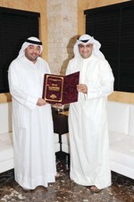 رئيس التحرير الزميل يوسف خالد المرزوق لدى تسلمه نسخة من رسالة الدكتوراه من دناصر الوقيت		هاني الشمري﻿