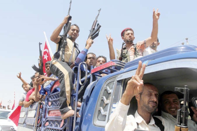 عراقيون من منظمةبدر خلالتوجههم للتطوع بالجيش العراقي في البصرة امس رويترز