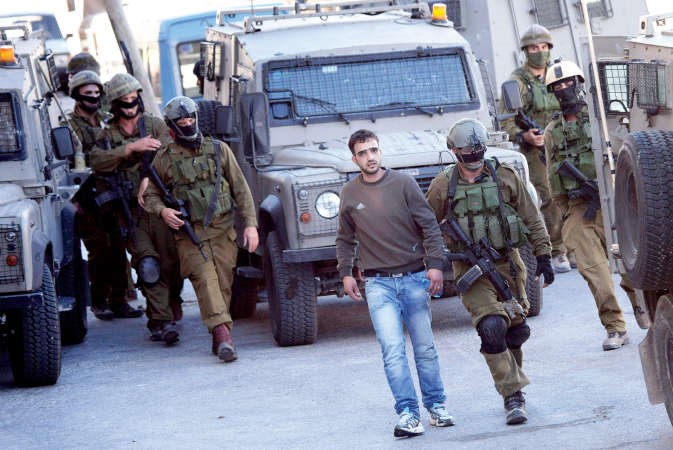 جنود اسرائيليون يعتقلون فلسطينيا في الخليل بالضفة الغربية خلال بحثهم عن ثلاثة مراهقين يهود مفقودينافپ 