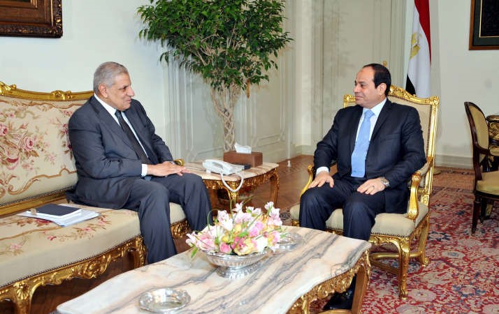 الرئيس المصري عبدالفتاح السيسي مستقبلا رئيس الوزراء المكلف مابراهيم محلب في القصر الرئاسي اپ