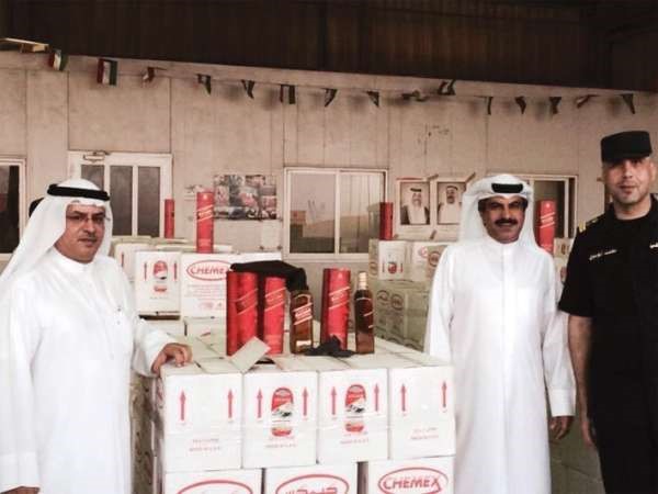 رجال الجمارك بعد استخراج كمية من الخمور المضبوطة