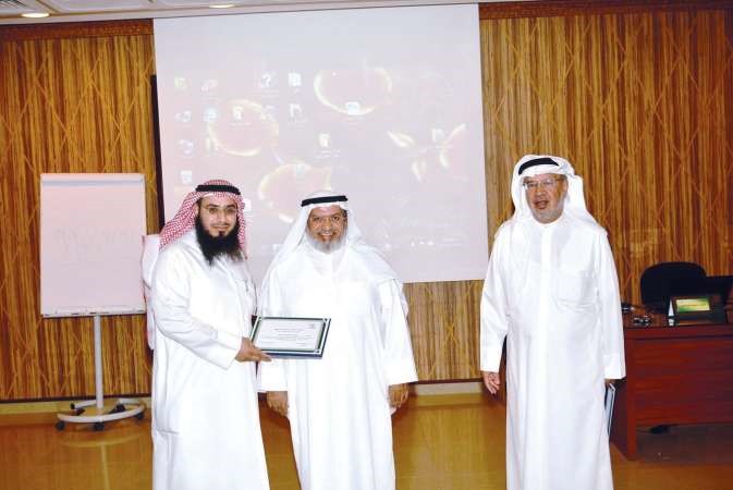 الزيد يكرم احد المشاركين