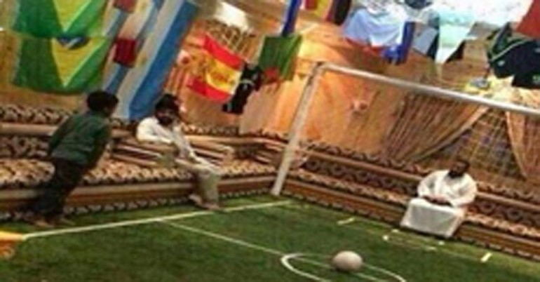 صورة: سعودي يحول منزله لملعب مصغر لتشجّع كأس العالم