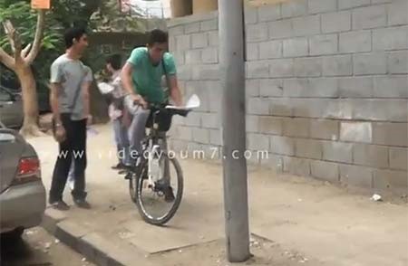 بالفيديو.. طالب ثانوى يستجيب لدعوة السيسى ويذهب للامتحان بـ"العجلة" 