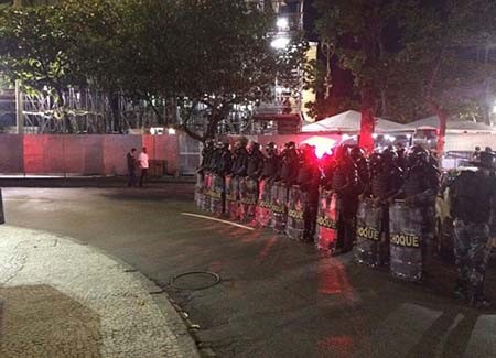 بالفيديو والصور.. متظاهرون يهشمون زجاج ستوديو قناة بريطانية