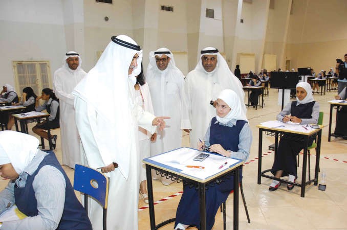 الوزير المدعج يطمئن على سير الاختبار من احدى طالبات ثانوية سعاد الصباح 	هاني عبدالله ﻿