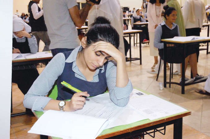 طالبة خلال تادية الاختبار ﻿