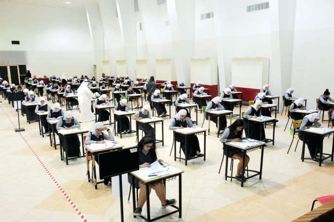 جانب من الطالبات خلال الاختبار ﻿