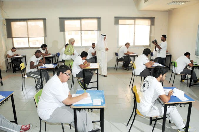 الوزير المدعج ومريم الوتيد خلال جولة في احدى لجان ثانوية احمد العدواني محمد هاشم