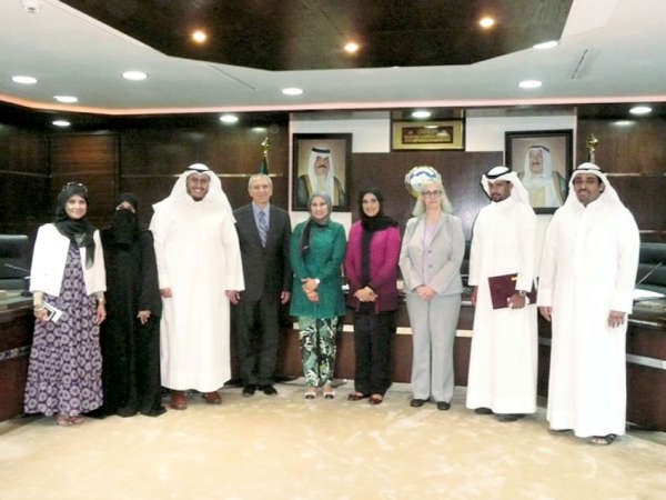 مريم العقيل ومنى الدعاس وخبراء البنك الدولي وعدد من المتدربين﻿