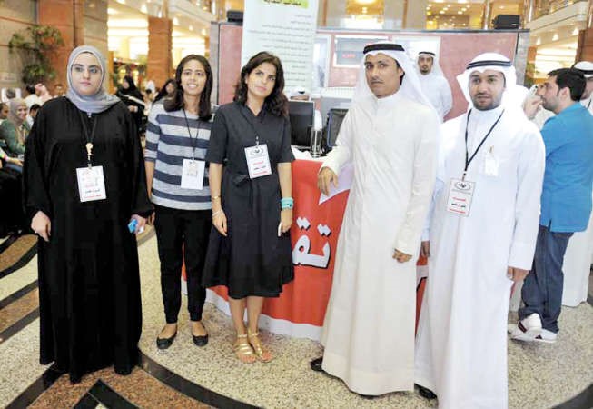 رئيسة نقابة التامينات وعدد من المشاركين في الاعتصام﻿