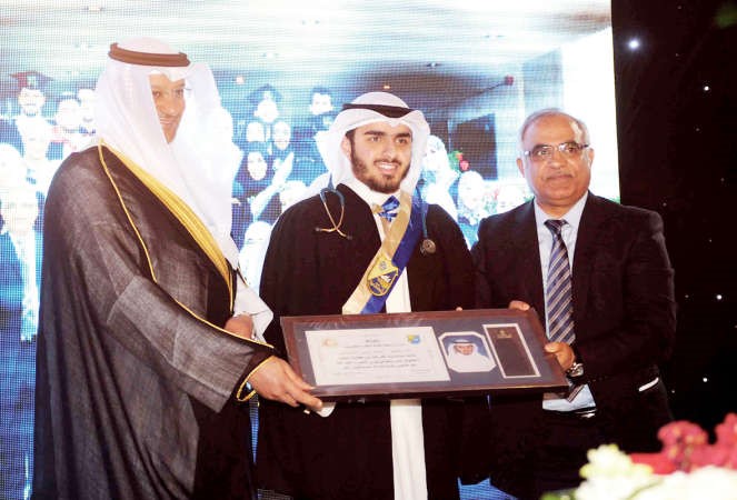 تكريم احد الخريجين 