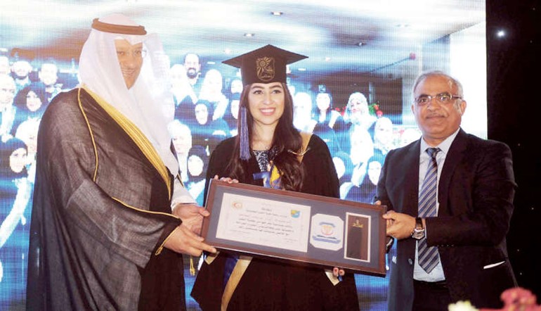 دعلي العبيدي ودعادل الخضر خلال تكريم احدى الخريجات 