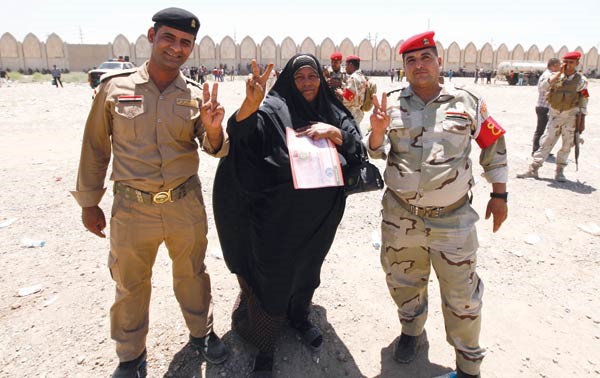 متطوعة عراقية انضمت الى الجيش لمواجهة المسلحينرويترز
