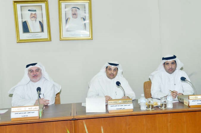 د عودة الرويعي ويعقوب الصانع وخليل الصالح خلال اجتماع لجنة تنمية الموارد البشرية