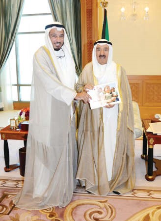 صاحب السمو الامير الشيخ صباح الاحمد يتسلم شهادة رئيسة منظمة الغذاء العالمي ايرثرين كوزن من د عبدالله المعتوق