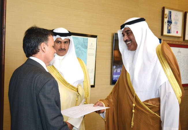 ويتسلم اوراق سفير البرازيل انطونيو كارلوس بيدرو 