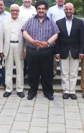 سمو الشيخ ناصر المحمد يتوسط فهد المعجل ودنايف الحجرف