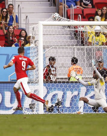 كرة السويسري هاريس سيفيروفيتش في شباك منتخب الاكوادورافپ