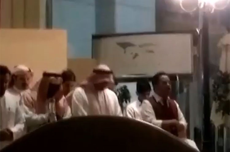 بالفيديو.. عامل مقهى بجدة يجتذب الإعجاب بصوته المؤثر في قراءة القرآن