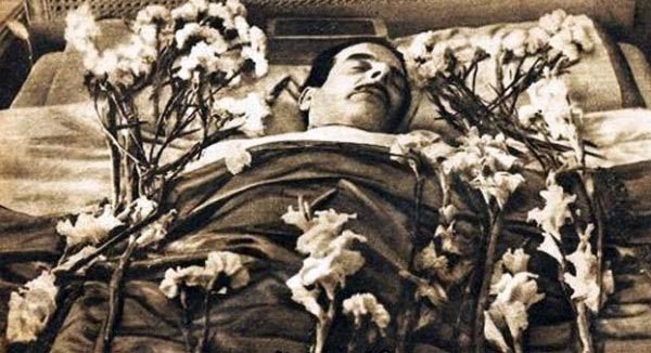صورة : تُنشر للمرة الأولى للفنان عبد السلام النابلسى على فراش الموت